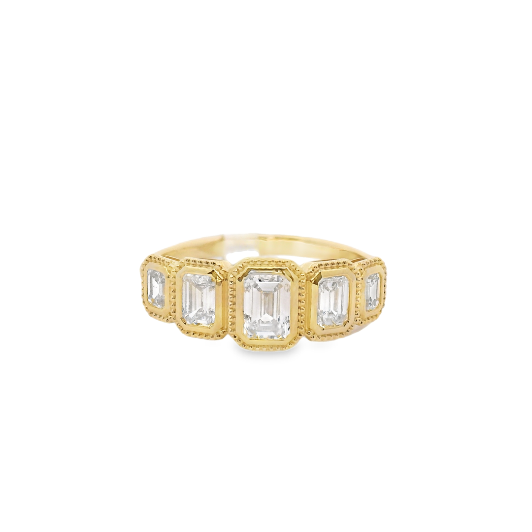 Elegant Gold and Diamond Ring Size 7
