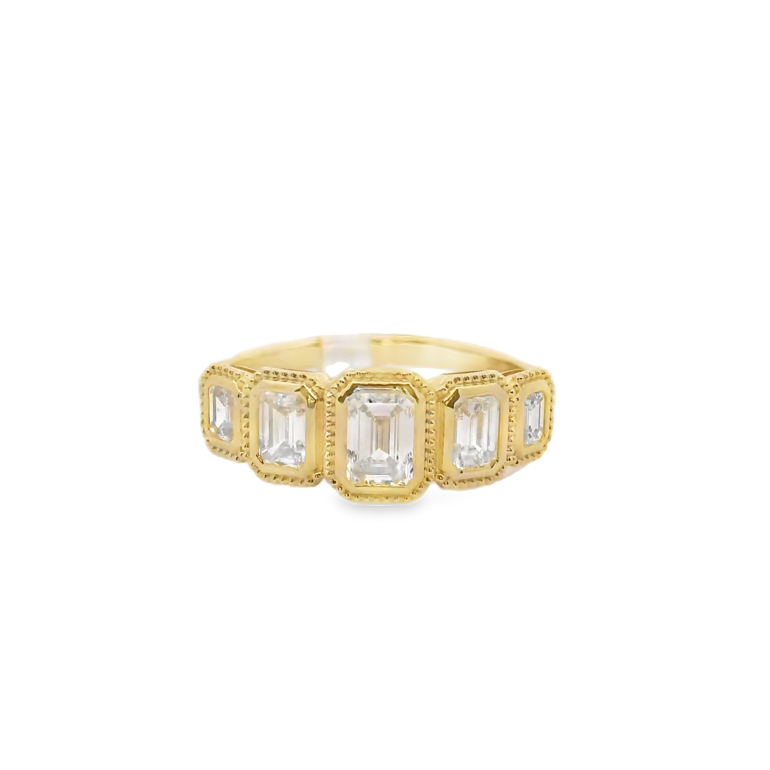 Elegant Gold and Diamond Ring Size 7