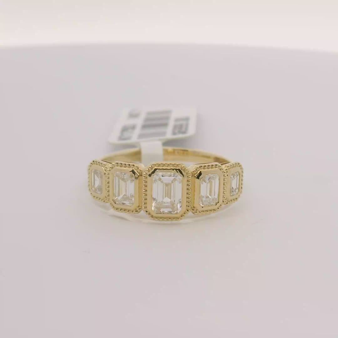 Elegant Gold and Diamond Ring Size 7